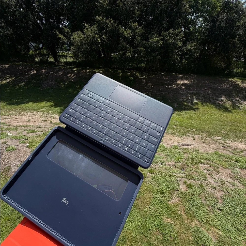 Logitech Rugged Combo3 Touch keybord case with trackpad for iPad 7th/8th/9th Gen